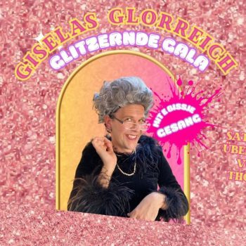 Ein Schauspieler in der Rolle einer alten Dame vor einem pinken glitzerhintergrund